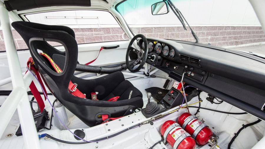 Интерьер Porsche 911 GT2 Evo 1995 года  (фото 8 из 16)